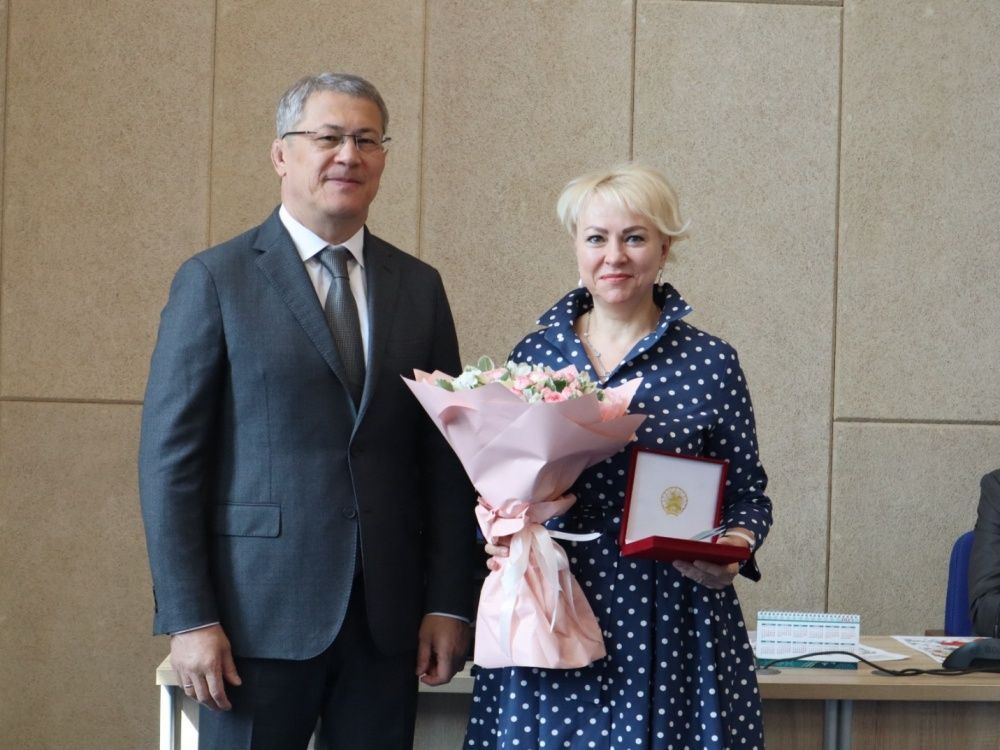 Главой Республики Башкортостан Р.Ф. Хабировым вручена высокая награда – Заслуженный врач республики Башкортостан главному врачу поликлиники Байковой Алле Юрьевне